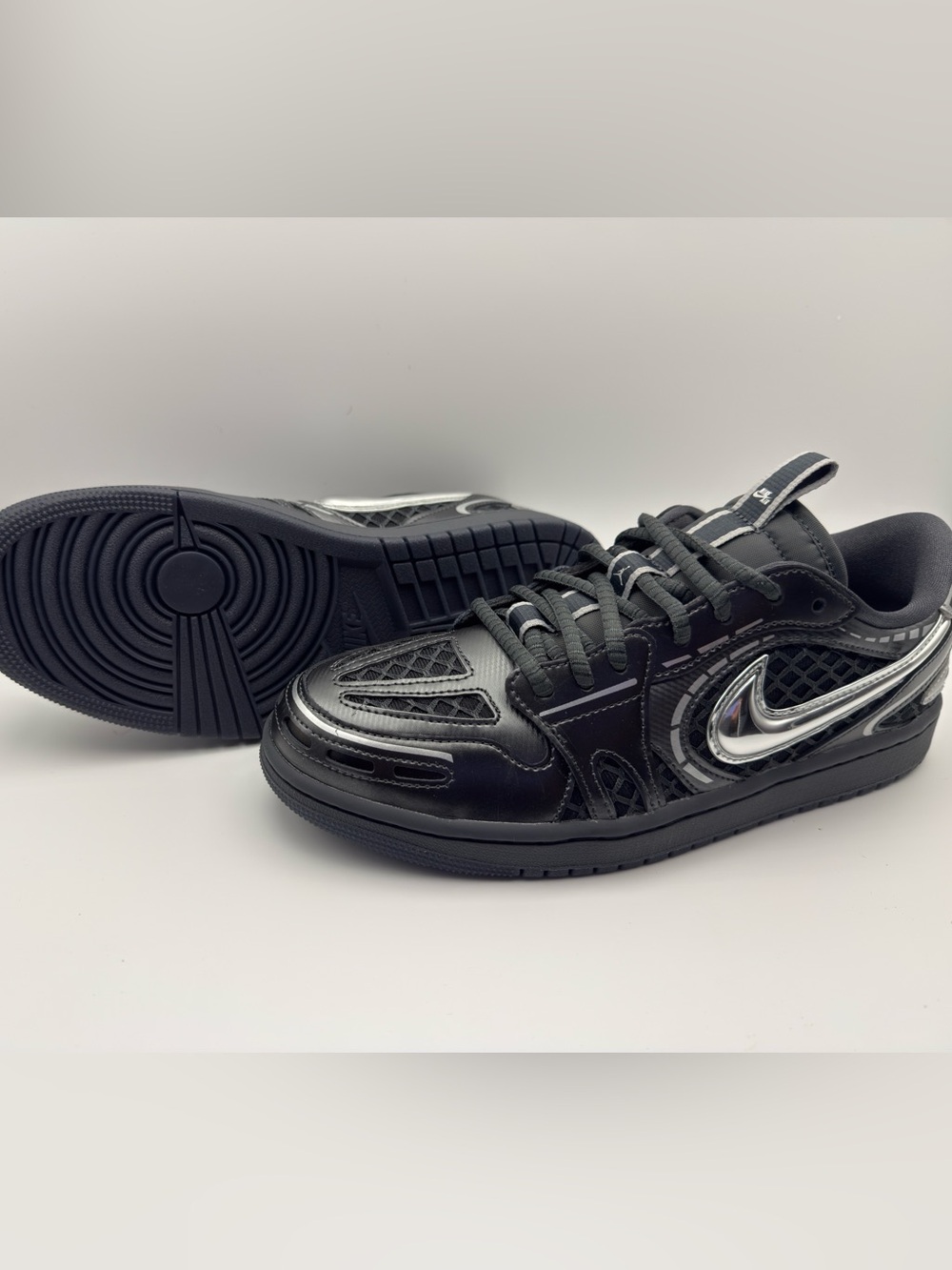 New Nike Air Jordan 1 Low SE Black Metallic Silver 9.5 W or 7 M - Picture 2 of 7